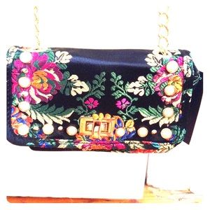 Small and eloquent cross body